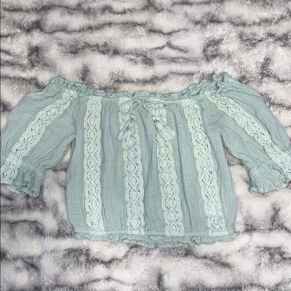 american eagle off the shoulder crop top!!